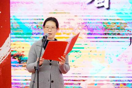 男人手里拿着伞

低可信度描述已自动生成