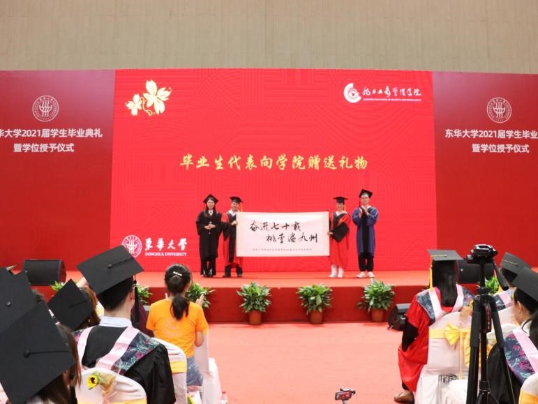 毕业生向学院赠送礼物01